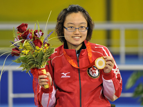 Chan Yui Chong poses with her medal. [Xinhua]