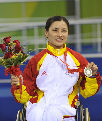 Yao Fang poses with her medal. [Xinhua]