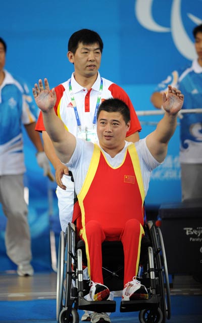 Zhang Haidong waves to spectators. [Xinhua] 