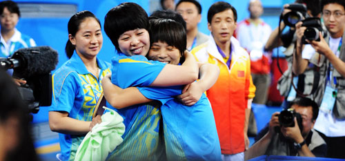 Lei Lina (L) and Fan Lei celebrate.[Xinhua]
