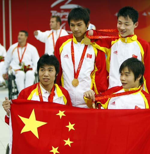 Chinese swimmers celebrate their victory with the national flag.[Xinhua]