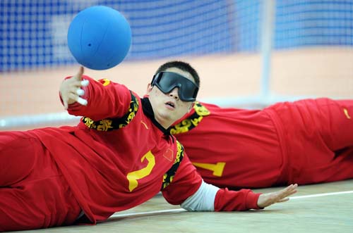 Cai Changgui of China saves the ball. [Xinhua]