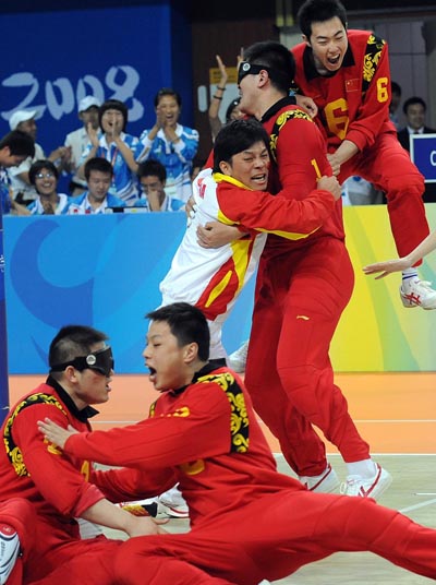 The Chinese team celebrates with their coach. [Xinhua]