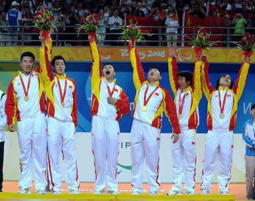 The Chinese team poses on the podium.[Xinhua]