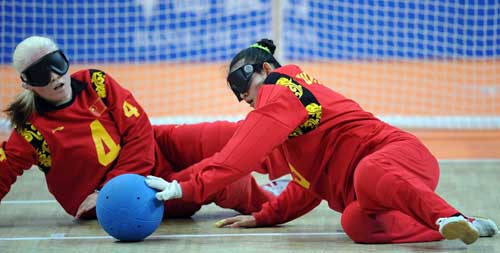 Chen Fengqing (R) and Wang Ruixue of China save the ball. [Xinhua]