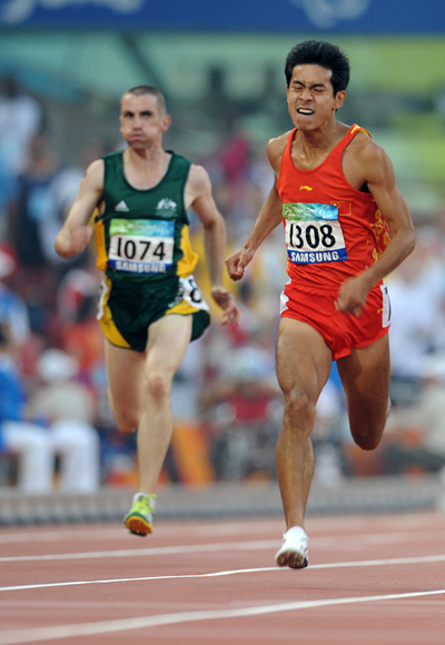 China's Zhou Wenjun (R) competes.[Xinhua]