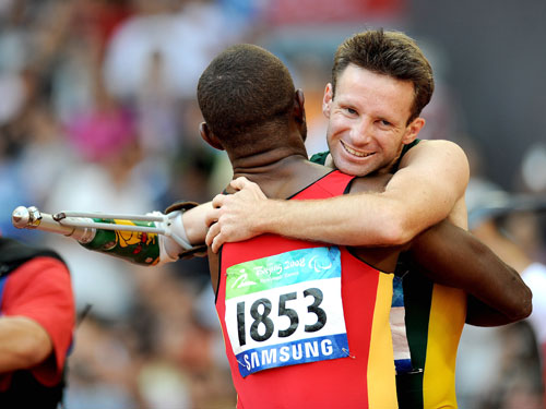 Heath Francis (R) receives congratulations.[Xinhua]