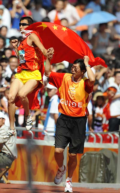 Li Duan (L) celebrates. [Xinhua]