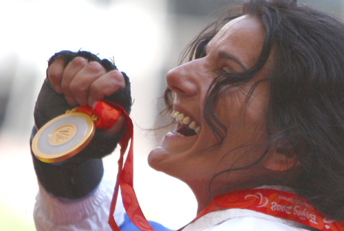 Antonia Balek displays her gold medal.[Xinhua]