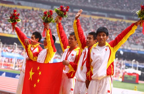 The Chinese team poses on the podium. [Xinhua]