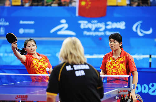 Gu Gai (L) and Ren Guixiang of China compete in the final. [Xinhua]