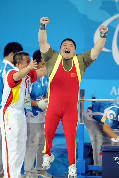 Qi Dong celebrates. [Xinhua]
