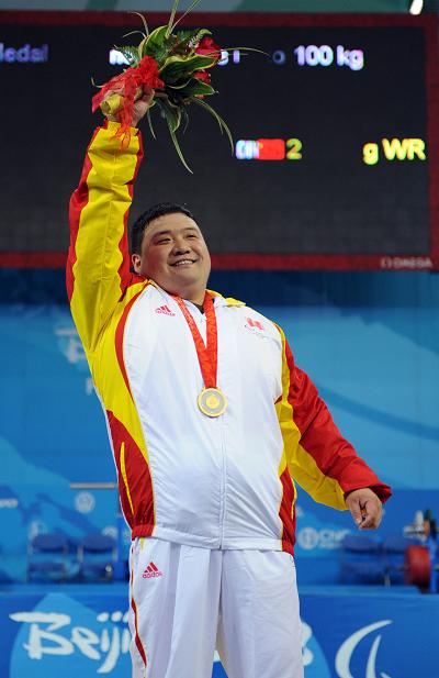 Qi Dong poses on the podium. [Xinhua]