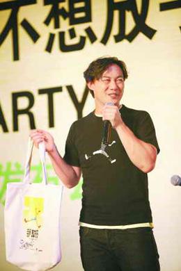 Eason Chan was in Beijing on Wednesday, helping promote the shopping bags. 