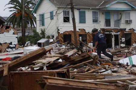 The U.S. state of Texas was struggling to provide relief to its residents who have been badly hit by the Hurricane Ike on Monday, as the storm moved to Canada.