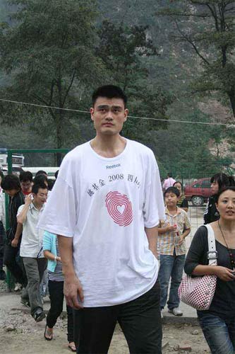 Chinese NBA star Yao Ming arrives at the Beichuan Middle School ruins to pay tribute to the victims of the May 12 earthquake on September 14, 2008, the Chinese Mid-Autumn Festival. [Photo: Yaofoundation.cn] 