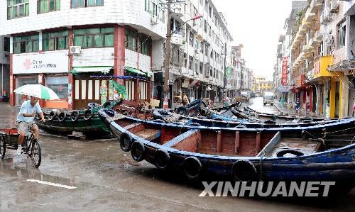 Fishing boats in a street in Fuding, Fujian Province on September 14, 2008. About 460,000 people in Zhejiang and Fujian provinces have been evacuated as tropical storm Sinlaku was approaching. [Photo: Xinhuanet]