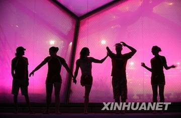 Canadian athletes pose for group photos in front of the Water Cube on September 15. [Xinhua]
