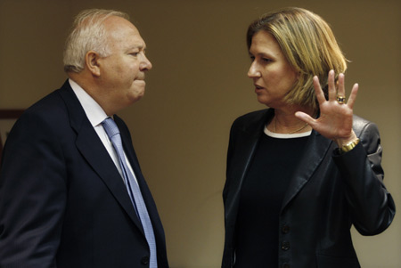 Israel's Foreign Minister Tzipi Livni speaks with her Spanish counterpart Miguel Angel Moratinos during their meeting in Tel Aviv September 15, 2008. [Xinhua]