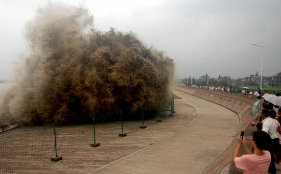A huge wave hits the coast in Haining City as Typhoon Sinlaku approaches Zhejiang Province. Typhoon Sinlaku hit the coastline in Haining with huge waves on September 15, 2008. Yancang harbor was hit hardest. [CFP]