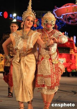 Dancers perform at the opening ceremony of the 19th Shanghai Tourism Festival on September 13, 2008. [cnsphoto]