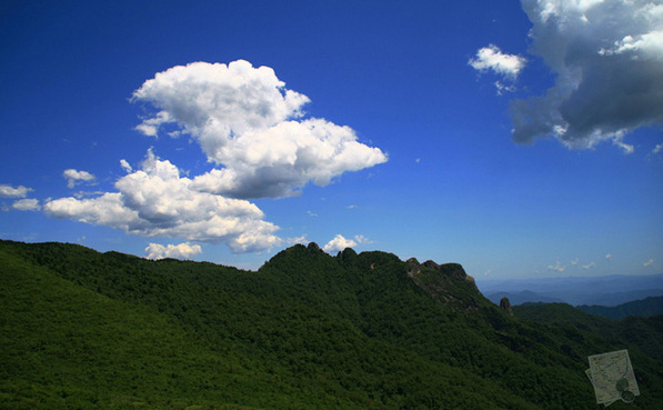 High-up clouds drift over the grassland on Qinling Mountains which are mainly located in Shannxi Province.