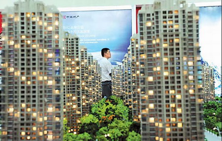 Models of a real estate project at an exhibition in Shenyang, Liaoning province. A lower lending rate might not bring more wealth to property developers, but it will boost industry confidence, analysts said. [China Daily] 