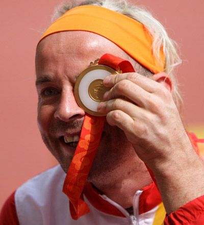 Thomas Geierspichler poses with his gold medal.[Xinhua]