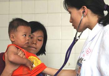 Tang Yiwen, 9-month old, is checked by doctor at a children's hospital in Guilin, south China's Guangxi Zhuang Autonomous Region Sept. 16, 2008. The infant milk powder produced by most companies in China was safe according to the nationwide check results following the Sanlu baby formula scam, the country's State Council departments said on Tuesday.[Xinhua] 