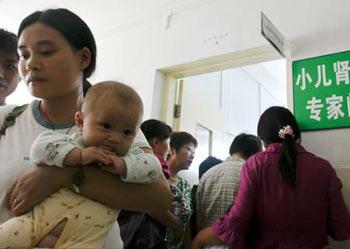 Parents with their babies wait for examinations at a children's hospital in Hefei, capital of east China's Anhui Province Sept. 16, 2008. [Xinhua]