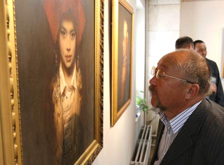 A visitor takes a close look at a portrait painting by Chinese painters in Ulan Bator, capital of Mongolia Sept. 16, 2008. A total of 39 works created by 26 Chinese artists are displayed in the exhibition highlighting masterpieces of Chinese contemporary paintings. 