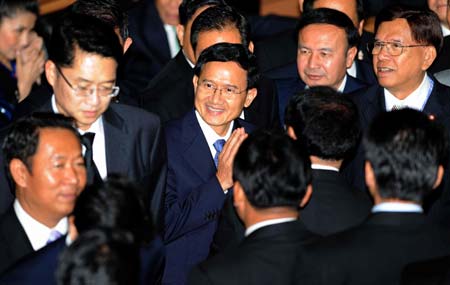Somchai Wongsawat (C), deputy leader of People Power Party, smiles after being elected as Thailand's 26th Prime Minister with 298 votes in a voting in the House of Representatives in Bangkok, Sept. 17, 2008. 