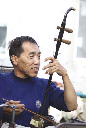 The undated photo shows Guo Wen plays erhu.[photo:sohu.com] 