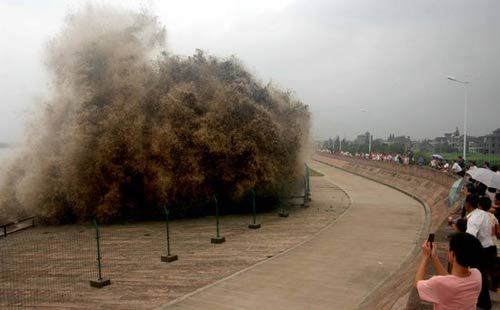 Tourists watch a tidal bore at the Qiantang River in Haining, Zhejiang Province on Monday, September 15, 2008. [Photo: people.com.cn]