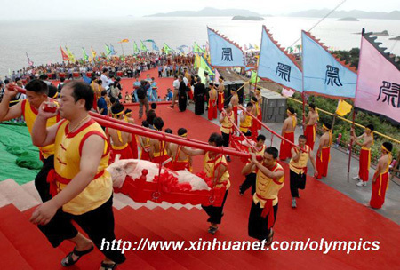 Fishermen offer sacrifices to the sea during the 11th annual Xiangshan Fishing Season Festival, which kicked off in Shipu Village in the eastern Chinese city of Ningbo on Monday, September 15, 2008. [Photo: Xinhuanet.com/olympics] 