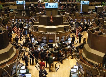 Traders work on the floor at the New York Stock Exchange. Wall Street ended higher after an extremely volatile session on Tuesday as the U.S. Federal Reserve's decision to keep interest rates unchanged boosted the market's confidence in U.S. economy. [Xinhua]