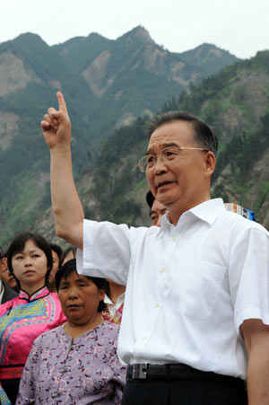 Chinese Premier Wen Jiabao addresses a press conference in Yingxiu Town, Wenchuan, southwest China's Sichuan Province, on the morning of Sept. 2, 2008. Wen Jiabao condoled quake sufferers and held a press conference here during his visit on Tuesday. [Xinhua Photo]