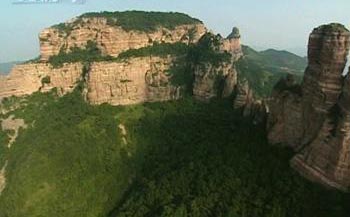 People travel to Hebei to feel the natural scenery.