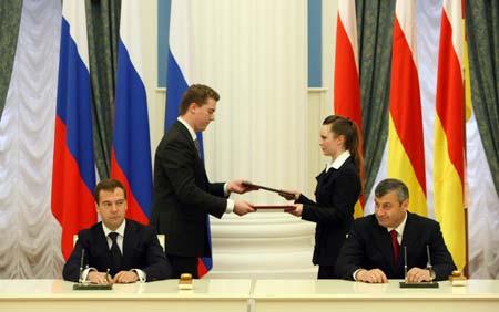 Russia's President Dmitry Medvedev(1st, L), signs treaties with Eduard Kokoity (1st, R), the leader of South Ossetia during the signing ceremony in Moscow, Russia, Sept. 17, 2008. 