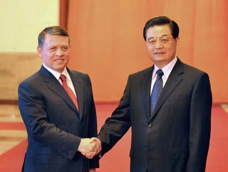 Chinese President Hu Jintao(R) shakes hands with Jordanian King Abdullah II Bin Al-Hussein, who is on a two-day visit to China and attends the Beijing 2008 Paralympics closing ceremony, at the Great Hall of the People in Beijing, China, Sept. 17, 2008.