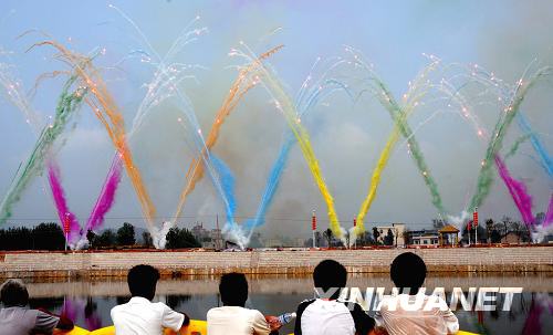 People watch a daytime firework display in Wanzai County, east China's Jiangxi Province Wednesday, September 17, 2008. The 1st Fireworks Culture Festival kicks off in Wanzai, a major producer of fireworks. [Photo: Xinhua]