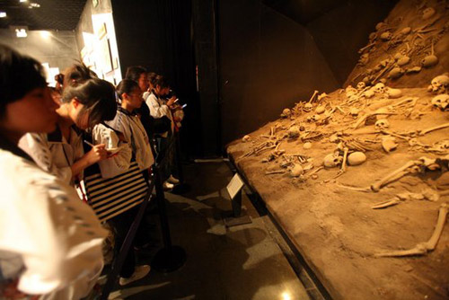 People look at exhibits in the September 18 History Museum, which was built to commemorate the September 18 Incident, the beginning of the Japanese troops' invasion of China, in Shenyang, Northeast China's Liaoning Province September 17, 2008. [Photo: CFP] 