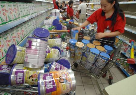 A supermarket staff removes milk formula products found to be contaminated with melamine off the shelves in Hefei, east China's Anhui Province, September 17, 2008.