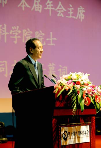 Han Qide, president of the China Association for Science and Technology (CAST), speaks during the opening ceremony of the 10th annual meeting of the CAST, in Zhengzhou, capital of central China&apos;s Henan Province, Sept. 17, 2008. The annual meeting, attracting more than 10,000 scientific workers including over 100 academicians of the Chinese Academy of Sciences and the Chinese Academy of Engineering, kicked off on Wednesday. 