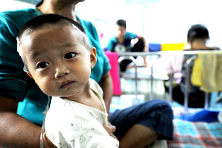 A sick infant called Lou Chen receives medical treatment at the Children's Hospital of Zhengzhou in Zhengzhou, capital of central China's Henan Province, Sept. 17, 2008. According to the data released by the health bureau of Zhengzhou City, up to 8 a.m. of Sept. 17, 261 cases of kidney stones were diagnosed among 3,244 infants drinking Sanlu's tainted baby milk powder. The chemical melamine was added to the milk as it was believed to have helped to increase protein content. (Xinhua/Zhao Peng)