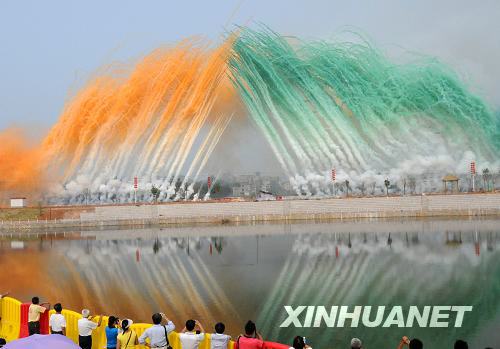 People watch a daytime firework display in Wanzai County, east China's Jiangxi Province Wednesday, September 17, 2008. The 1st Fireworks Culture Festival kicks off in Wanzai, a major producer of fireworks. [Xinhua]