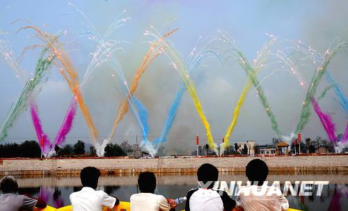 People watch a daytime firework display in Wanzai County, east China's Jiangxi Province Wednesday, September 17, 2008. The 1st Fireworks Culture Festival kicks off in Wanzai, a major producer of fireworks. [Xinhua]