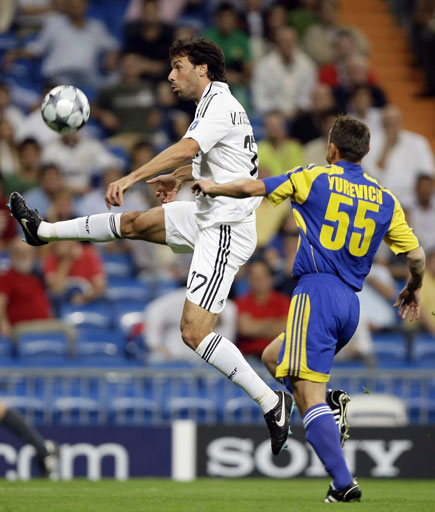 Real Madrid's Dutch forward Ruud van Nistelrooy (R), fights for the ball with Bate Borisov's Aleksandr Yurevich, during their Group H Champions League soccer match at Santiago Bernabeu stadium in Madrid, central Spain, 17 September 2008. 
