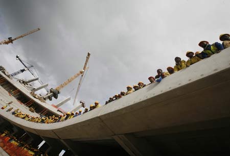 Workers await the arrival of FIFA President Sepp Blatter at Cape Town's Green Point stadium September 15, 2008. Blatter is in the country visiting stadia to check on progress for soccer World Cup 2010. [Xinhua/Reuters] 