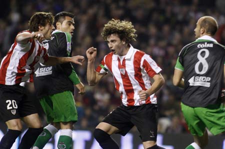 Athletic Bilbao's Fernando Amorebieta (2nd R) celebrates a goal next to team mate Aitor Ocio (L) during the second leg of their King's Cup quarter final soccer match against Racing Santander at San Mames Stadium in Bilbao January 31, 2008. [Xinhua/Reuters] 